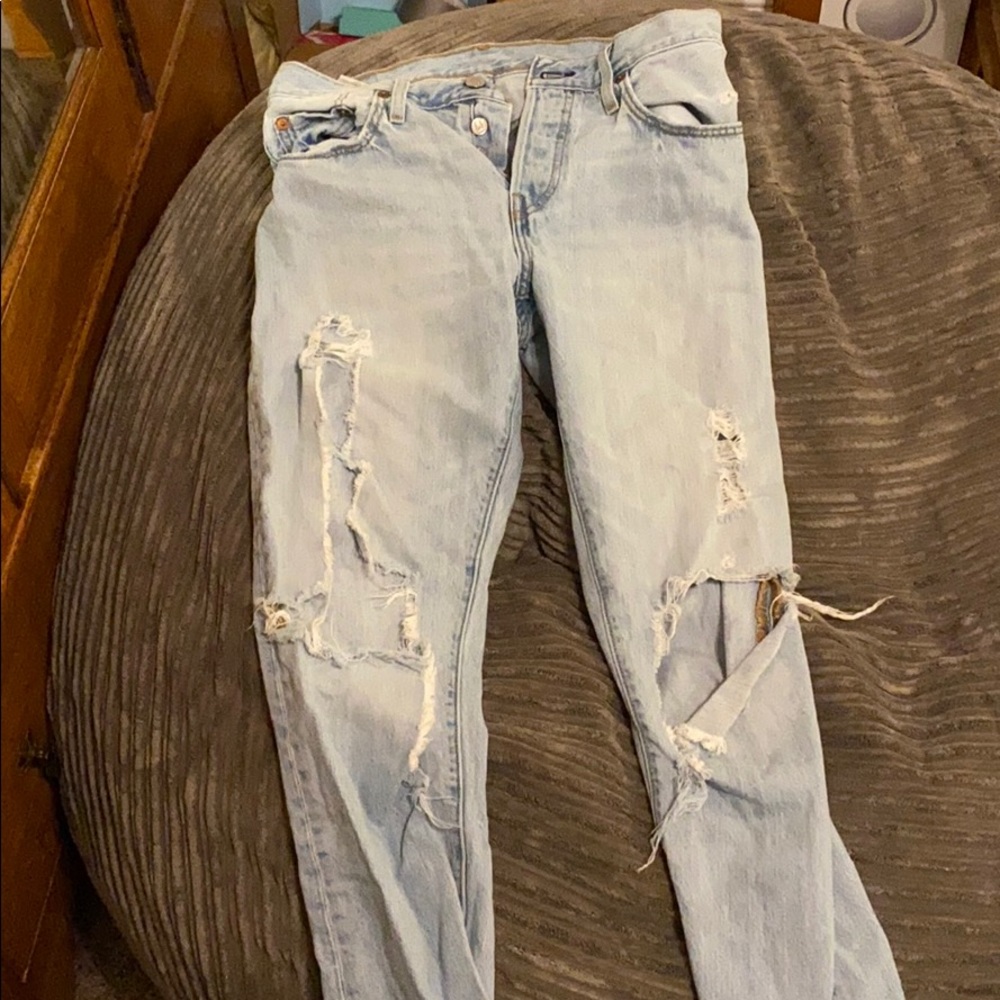 Extra ripped Levi mom jeans